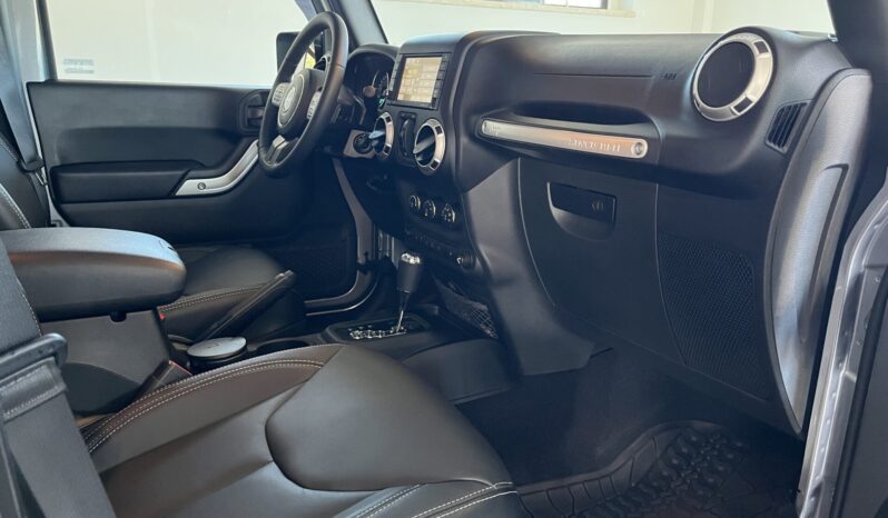 
Jeep Wrangler Unlimited Sahara 2.8 full									