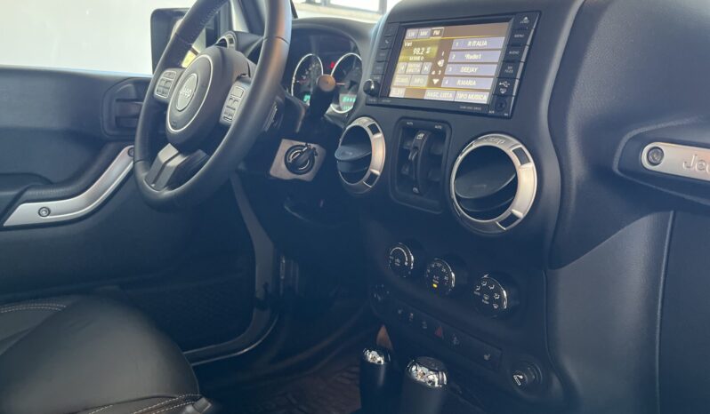 
Jeep Wrangler Unlimited Sahara 2.8 full									