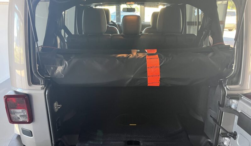 
Jeep Wrangler Unlimited Sahara 2.8 full									