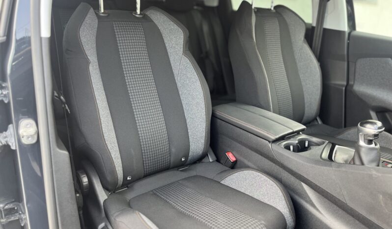 
Peugeot 3008 1.5 BlueHDi full									