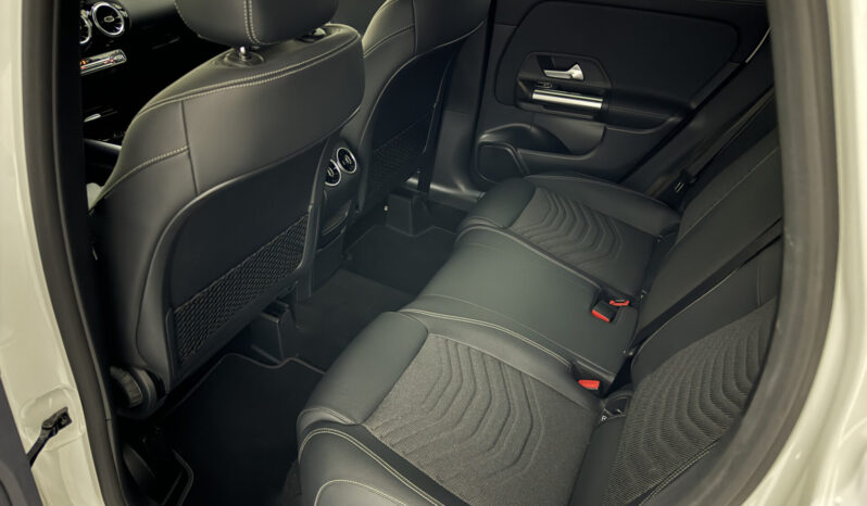 
Mercedes Benz GLA 200d Automatic Sport full									