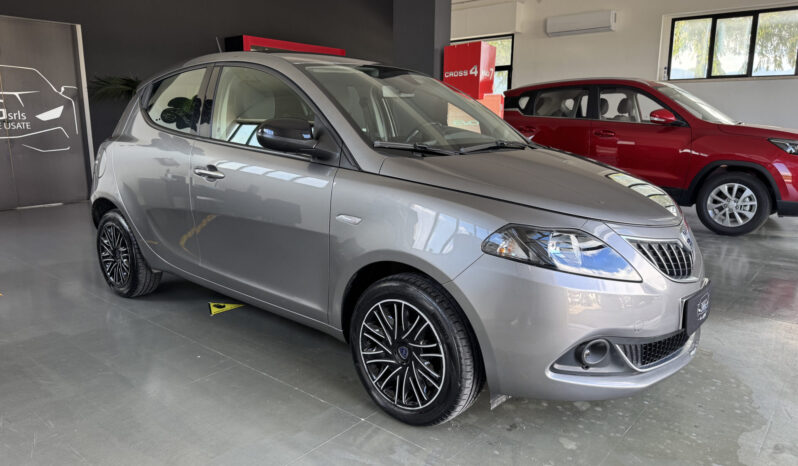 
Lancia Ypslon 1.0 FireFly Hybrid Gold full									