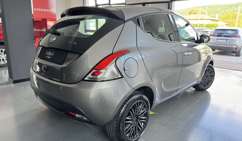 
Lancia Ypslon 1.0 FireFly Hybrid Gold full									