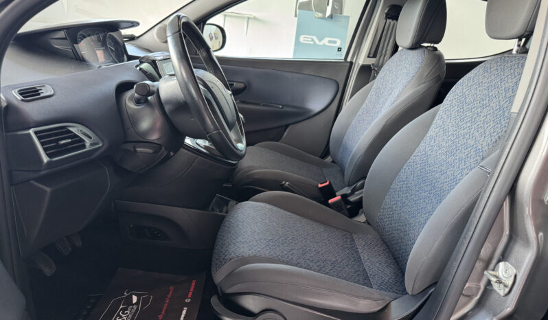 
Lancia Ypslon 1.0 FireFly Hybrid Gold full									