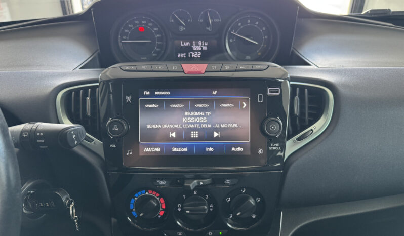 
Lancia Ypslon 1.0 FireFly Hybrid Gold full									